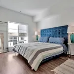 7 Large Down Town Santa Monica Apartment